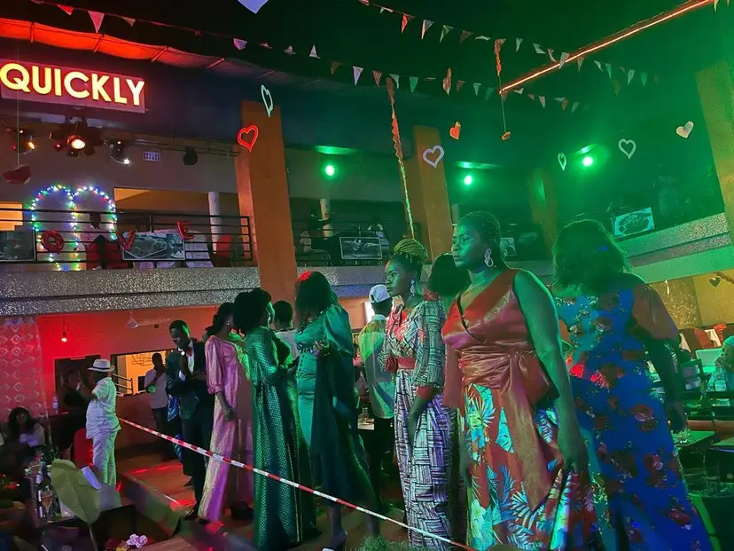 Une soirée chez Quickly : la piste éclairée de lumières vertes et rouges, le public qui danse.