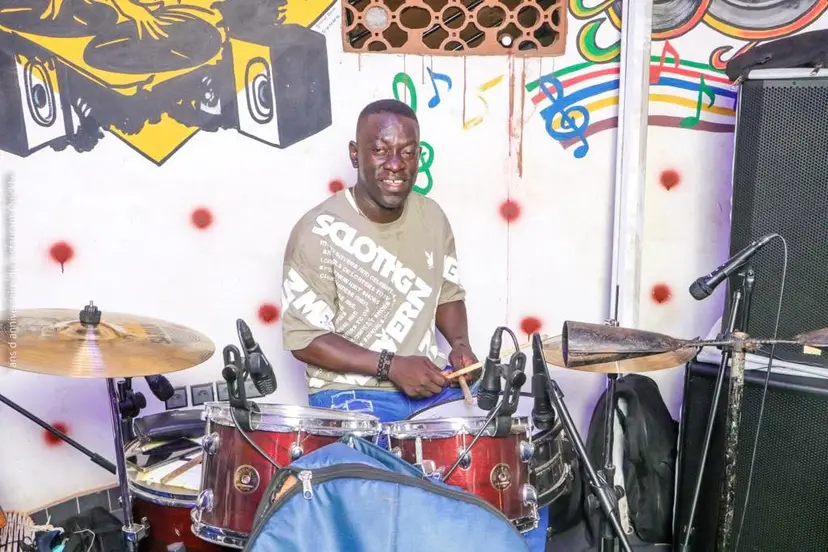 Un batteur pendant une soirée live.
