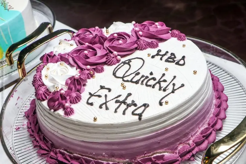 Un gâteau décoré « Hbd Quickly Extra ».