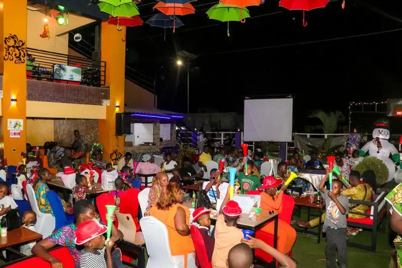 Une foule rassemblée dans la cour un soir de fin décembre 2023, à Porto-Novo.