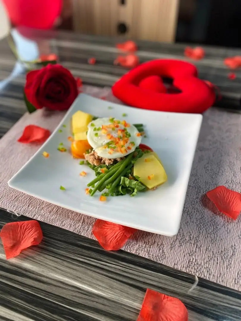 Une assiette dressée avec haricots verts et œuf.